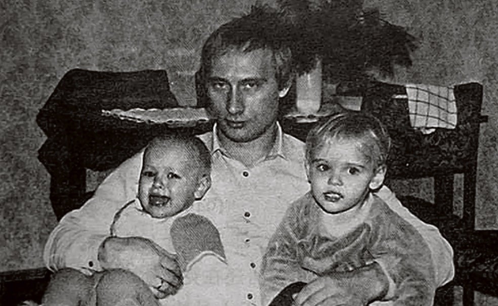 Putin posa junto a las dos hijas que tuvo con su esposa Lyudmila y que ahora tienen 38 y 39 años. Solo se ha referido a ellas en público como «esas mujeres».