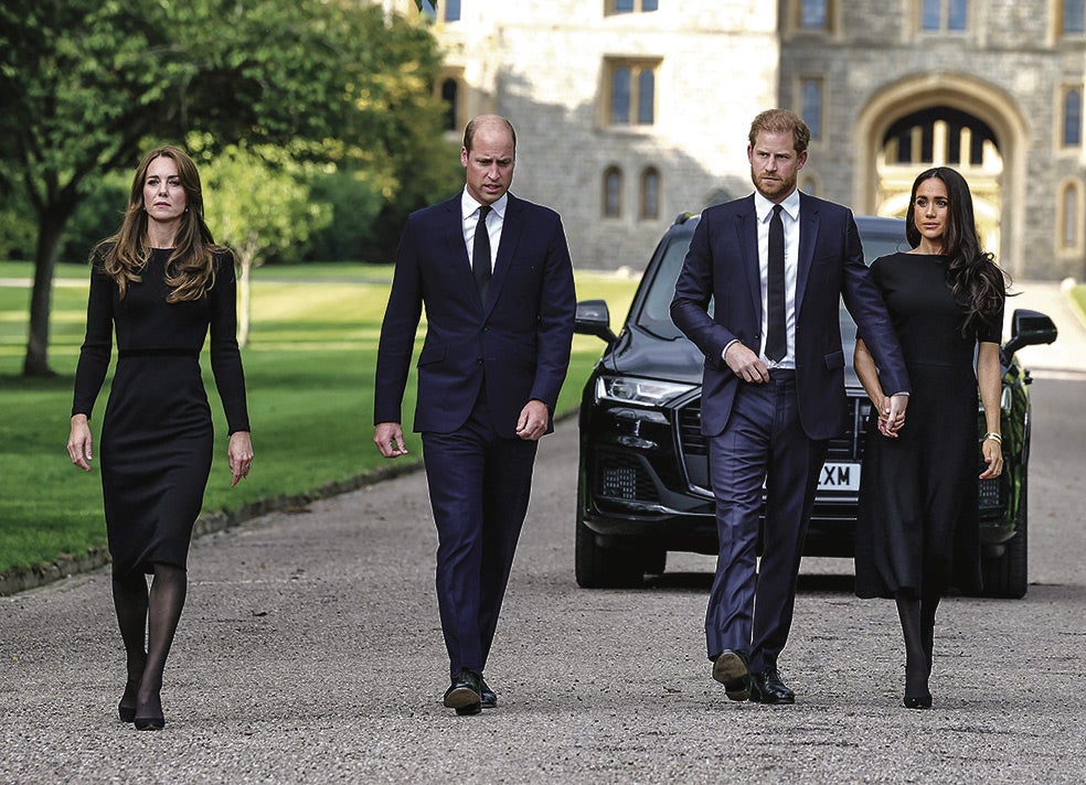 En el funeral de la reina Isabel, la distancia entre los dos hermanos fue notoria; prácticamente no se dirigieron la palabra. Después, tras comunicar que Kate padece cáncer, la relación aún se ha enfriado más. «Su hermano no es ni tema de conversación», dice un amigo de Guillermo.