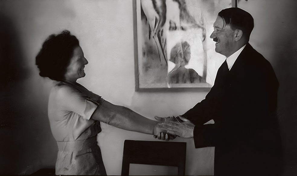 En 1932 Leni Riefenstahl fue elegida por Adolf Hitler para rodar las películas del partido, promesa que se materializó cuando los nazis llegaron al poder.