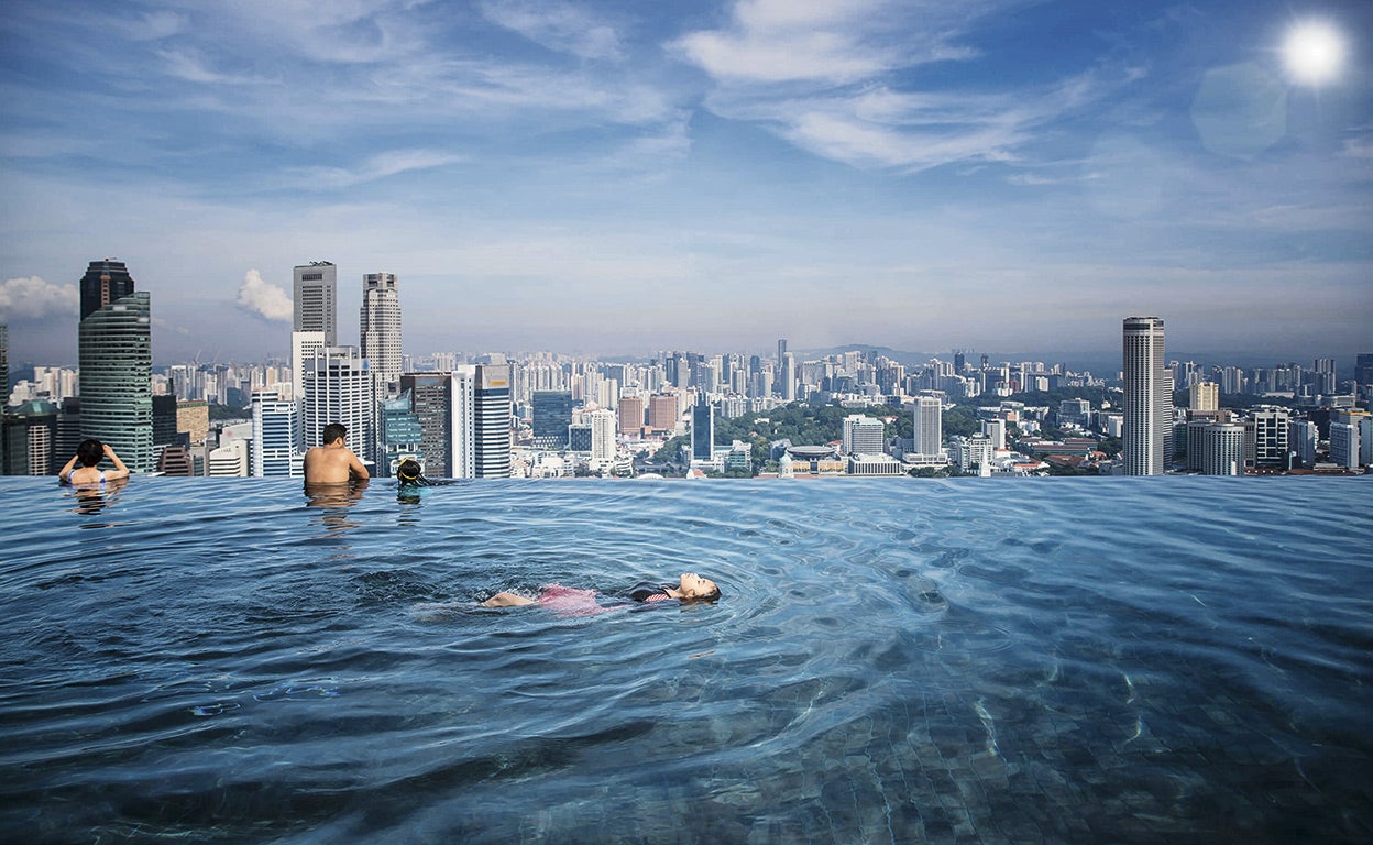 La piscina del hotel Marina Bay Sands se ha convertido en una referencia para el turismo en Singapur, pero a pesar de lo opulento de la instalación, está muy lejos del verdadero lujo del país.