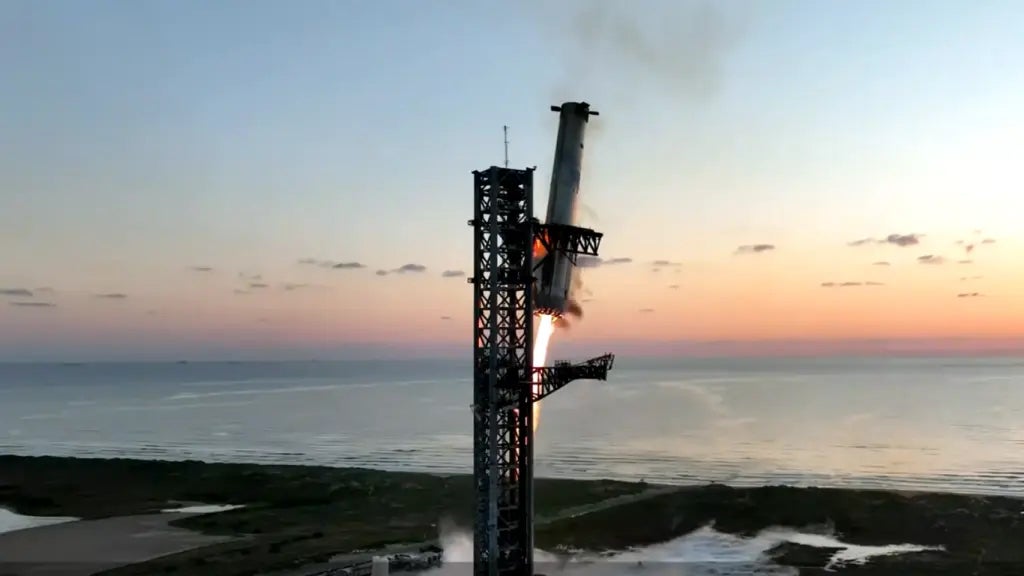 El 'Godzilla mecánico' de SpaceX atrapando el 13 de octubre el cohete SuperHeavy, siete minutos después de haber propulsado la nave Starship, una maniobra que requiere una precisión milimétrica en un aparato que pesa 4400 toneladas.