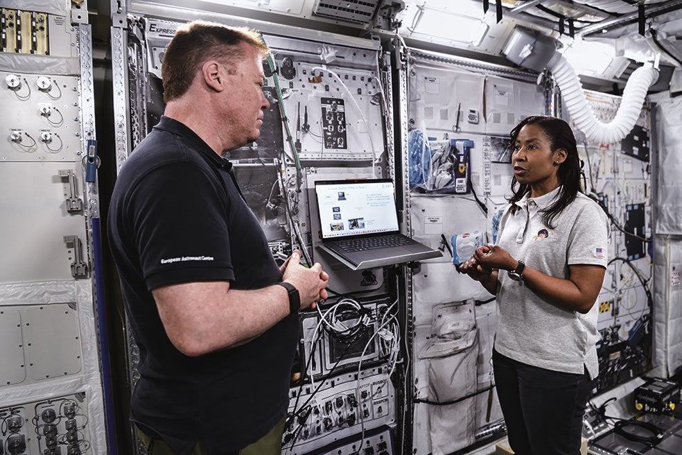 Wilson no solo se prepara como astronauta, sino que lidera equipos de futuros astronautas. Como jefa, asegura que no es nada controladora; intenta que sus equipos sean autónomos y busca el consenso. Para trabajar con ella o en la NASA, recomienda esforzarse y formarse, pero sobre todo no tener miedo a decir lo que se piensa y aportar diversidad.