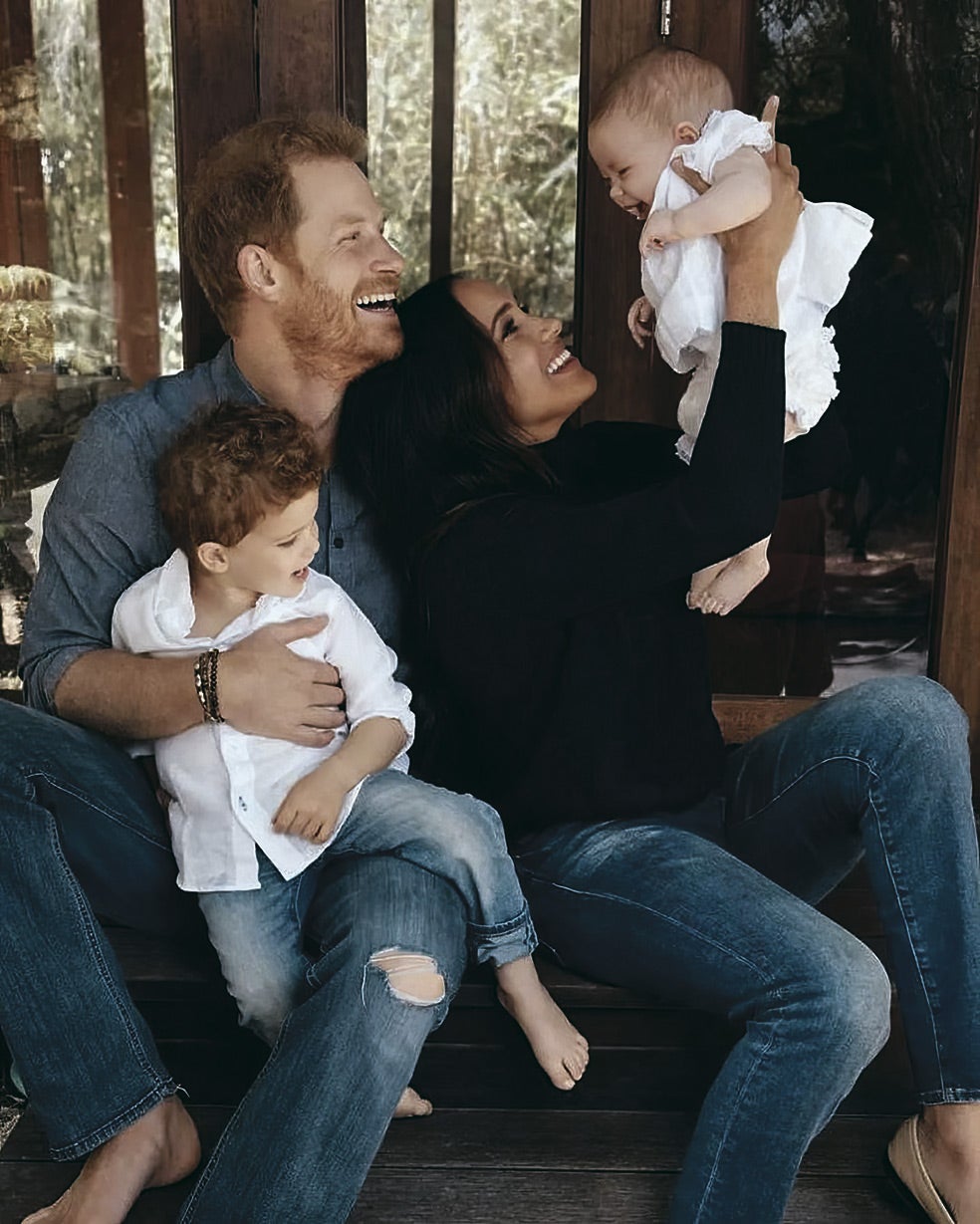 Meghan y Enrique con sus hijos Archie y Lily. Según la prensa británica, Meghan está preparando una gran fiesta para su marido por su 40 cumpleaños (ella, por cierto, tiene 43). Se espera que abunden los personajes famosos, sus amigos norteamericanos, pero no está previsto que acuda ningún familiar de Enrique. A lo sumo, podrían hacerlo sus primas Beatriz y Eugenia, las hijas de Andres y Sarah Ferguson, con las que sí tiene contacto todavía.