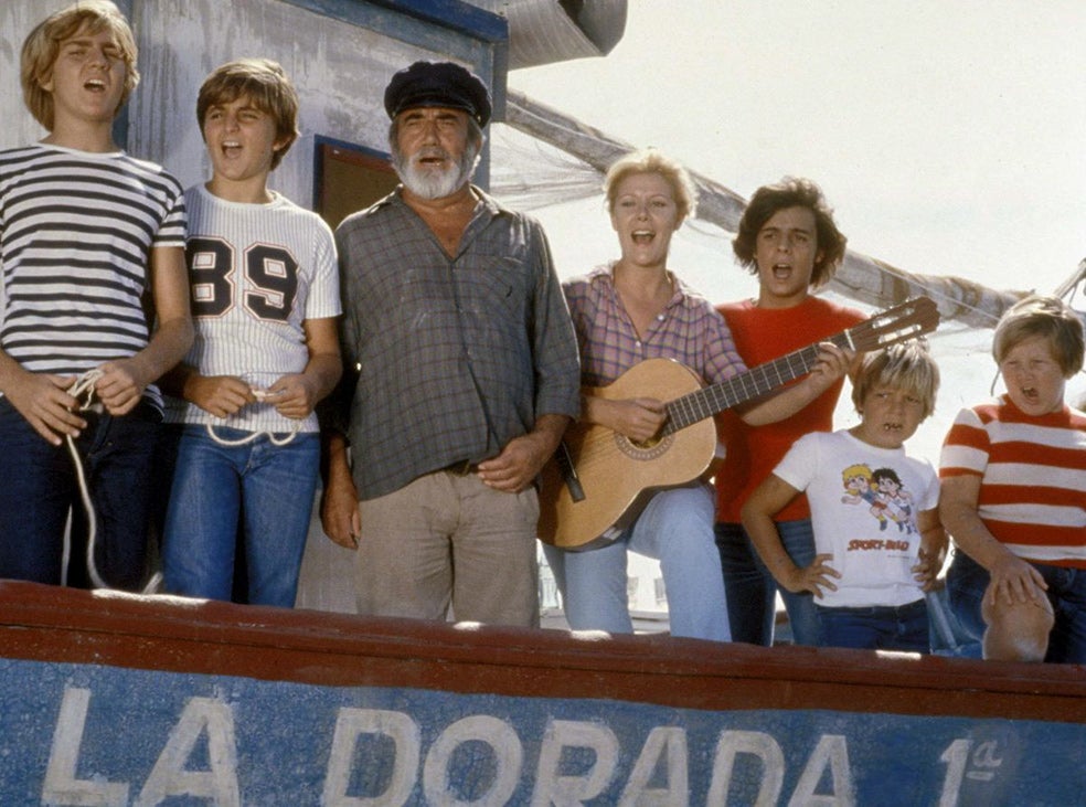 La serie Verano azul (1981) relataba las aventuras de una pandilla de chicos y dos adultos: una joven pintora y un marino retirado. Sus guiones promulgaban valores como la amistad, la tolerancia, el respeto a los mayores, la conservación del entorno o la lucha compartida.