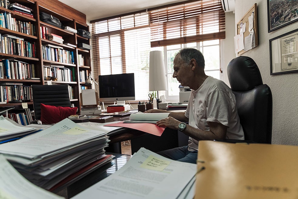 Garrido, de 66 años, en su espacio de trabajo, en su casa de Valencia. En su libro no atribuye especial mérito a los psicópatas que pasan inadvertidos y 'no diagnosticados' salvo que «no tienen escrúpulos, lo que les permite estar menos nerviosos y no delatarse cuando abusan de nosotros».