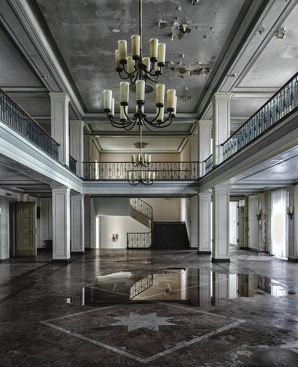 Tras la caída del Muro, el complejo fue recuperado por el Ayuntamiento de Berlín. Solo queda un jardinero, que empezó a trabajar en los ochenta. «Mi trabajo ya no tiene sentido. La naturaleza se ha adueñado de todo», se lamentaba. El interior de los edificios soviéticos también se desmorona.