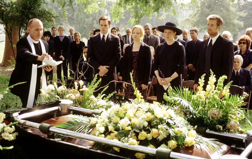 La serie de HBO Six feet under, que se estrenó en 2001, supuso un hito en la historia de la televisión porque abordaba por primera vez la muerte con un sofisticado sentido del humor y una narrativa nada convencional. Sus protagonistas, los Fisher, son una familia que hereda, muy a su pesar, una funeraria. La serie impulsó el debate sobre cómo afrontar el duelo y la pérdida.