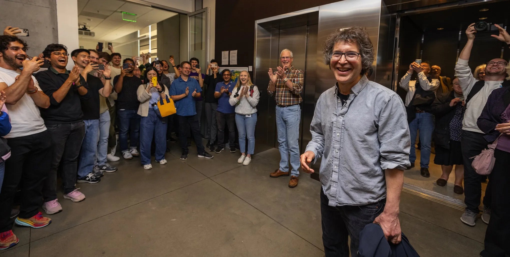 El miércoles, nada más enterarse de que le había sido concedido el Nobel, el equipo de Baker aplaudía a su director a la llegada al laboratorio.