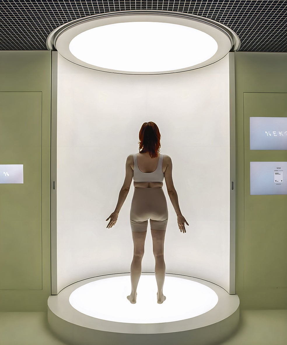 El escáner de Neko Health en una de sus tres clínicas (en Estocolmo y Londres). Está equipado con 70 sensores y docenas de cámaras.