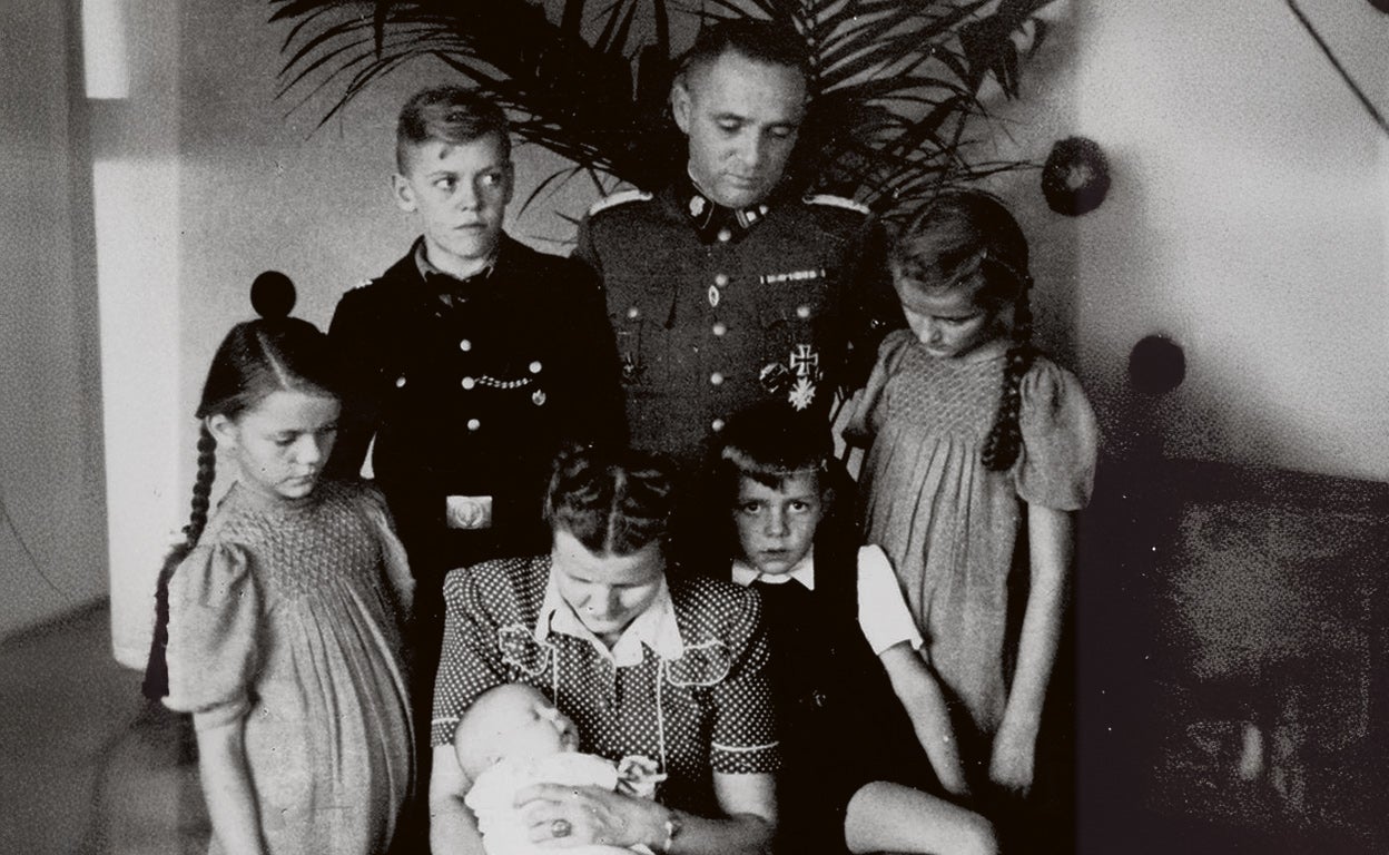 La familia de Rudolf Hoess en su casa de Auschwitz en 1943. Hans Jürgen es el niño sentado en el brazo de la butaca.