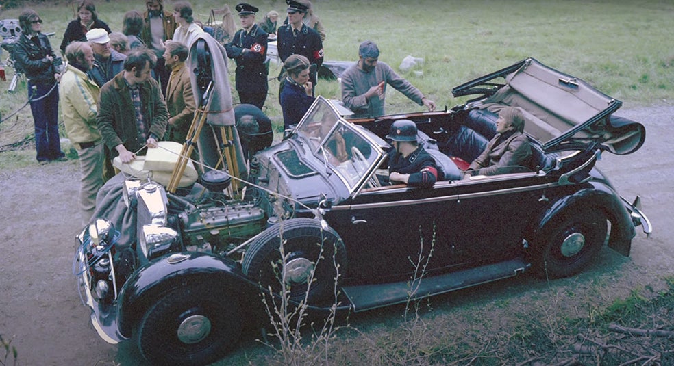 Para preparar su papel de payaso encerrado por los nazis Lewis (en la foto dando instrucciones durante el rodaje) perdió 16 kilos, y visitó los campos de concentración de Auschwitz y Dachau.