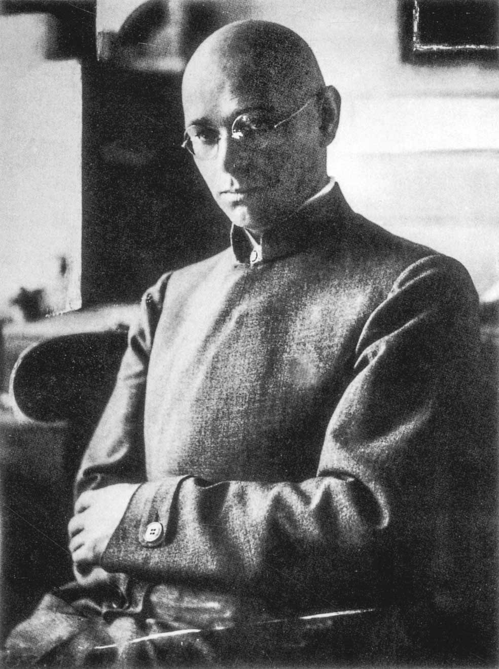 Johannes Itten dominó la Bauhaus unos años. Llevaba túnica, introdujo el esoterismo y vigilaba los menús. «Quiso hacer de la escuela un monasterio», según otros maestros.