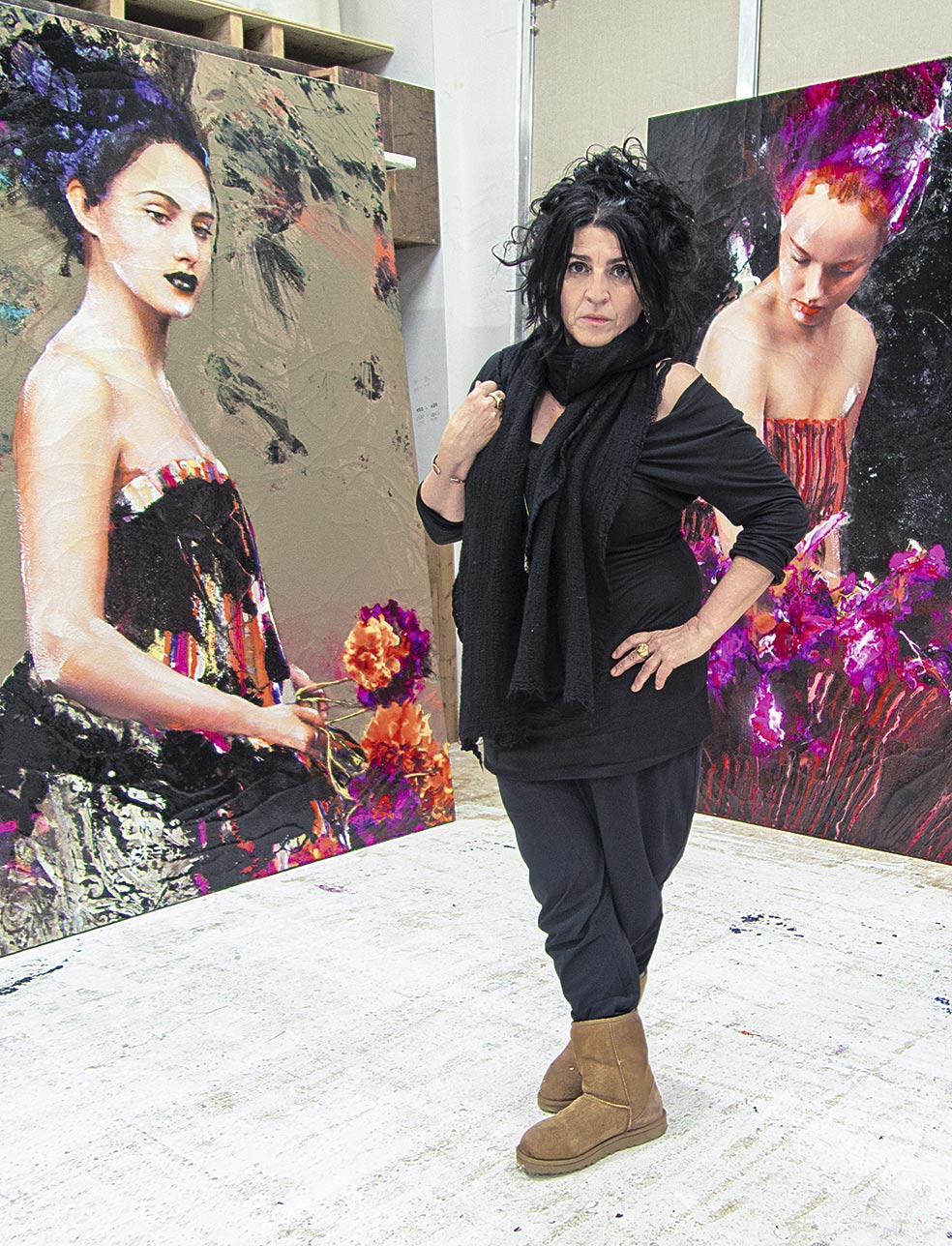 Junto a dos obras de The color of dew ('El color del rocío'), una de sus últimas series, expuestas en marzo en Dubái.