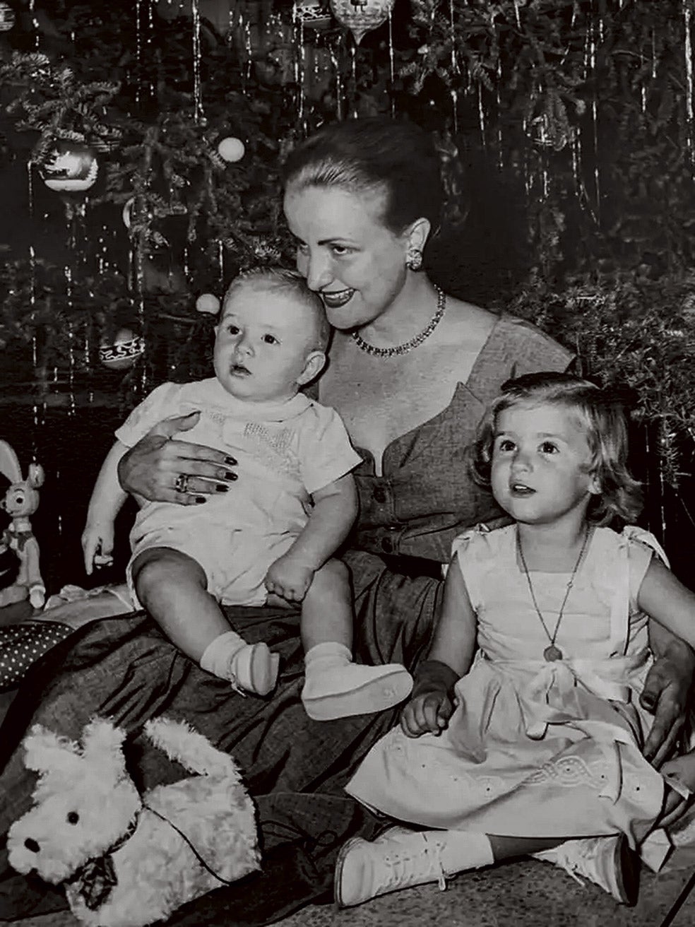 Mercedes Casanovas posa con sus dos primeros hijos a los que puso su propio nombre y el de su marido, Fernando. Aurora, la tercera hija, nació el 3 de septiembre de 1954.