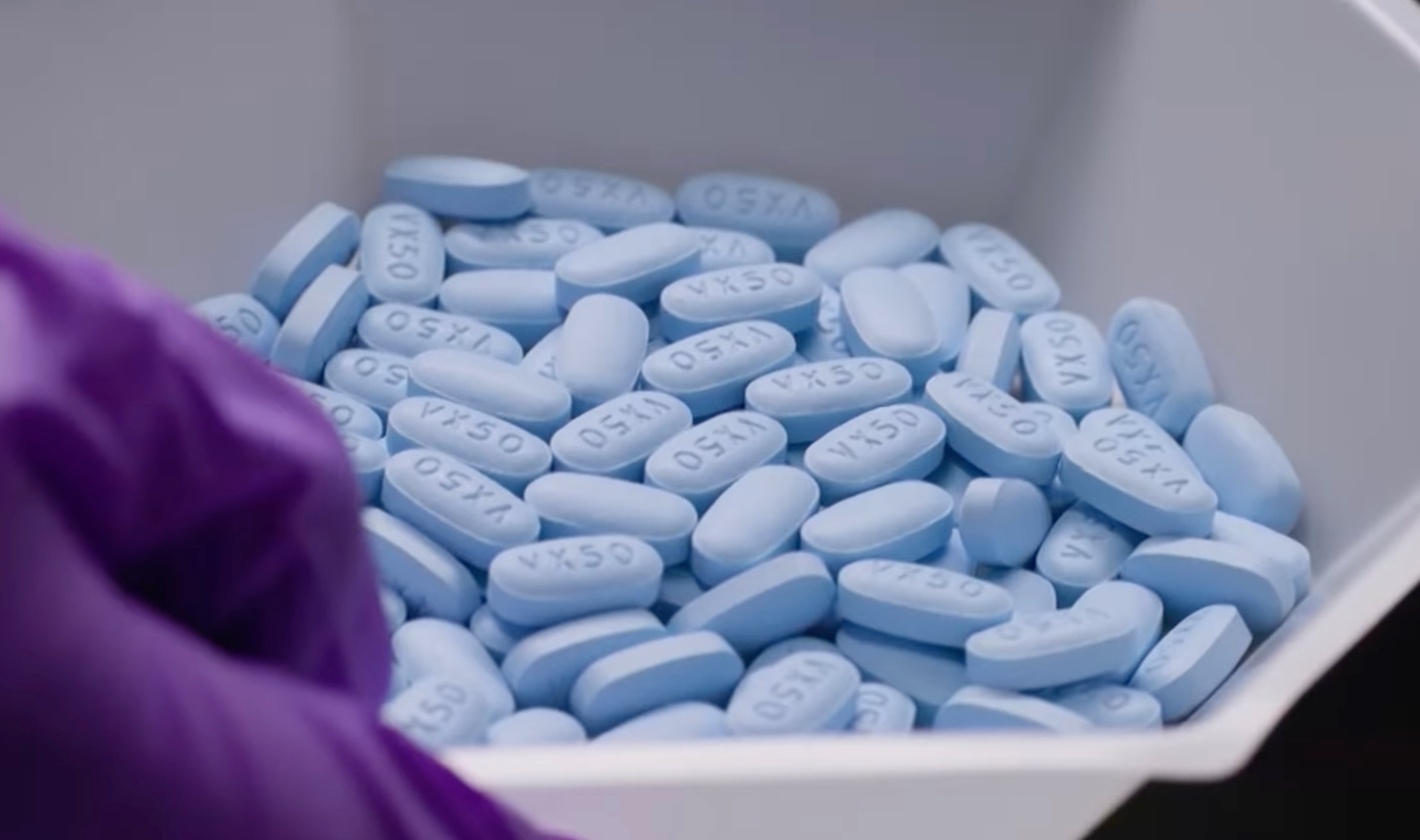Muestras de suzetrigina en los laboratorios Vertex. Para su llegada a España es imprescindible la aprobación europea, que todavía tiene que tramitarse. No está claro se podría clasificarse con los opioides potentes o débiles y es previsible que su precio sea notablemente más elevado que el de los fármacos de este tipo ya autorizados.