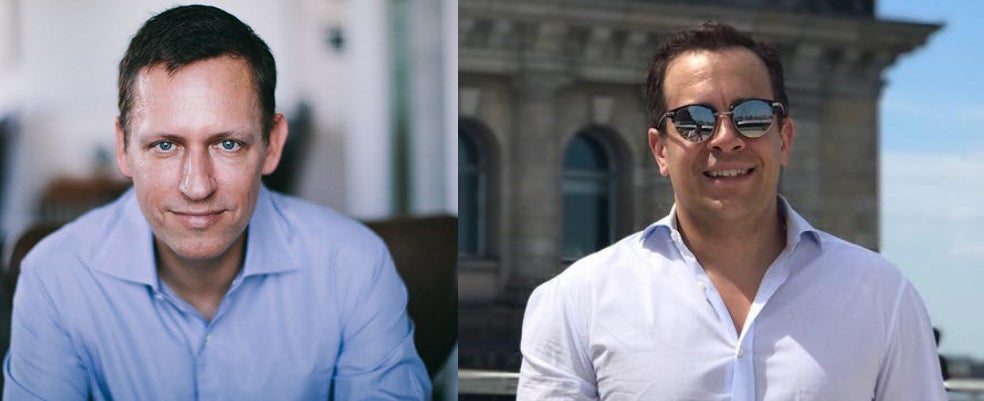 Thiel está casado con Matt Danzeisen, otro empresario e inversor de Silicon Valley (a la derecha) y su relación se define por su 'discreción', aunque bien pudiera ser por el temor de los medios a hablar de ella, después de que Thiel lograse cerrar, a base de financiar pleitos judiciales de otros, Gawker Media, la plataforma que hizo pública su homosexualidad en 2007.