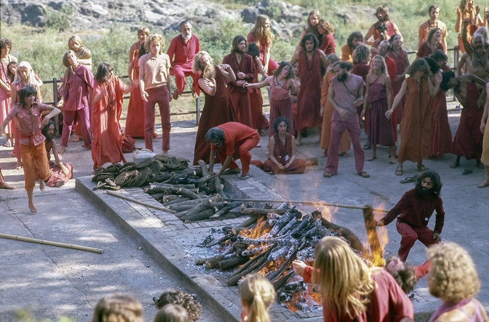 Una pregunta inevitable es por qué entre los miles de seguidores de la secta nadie protegió a los niños. Las víctimas creen que no había una estructura que lo permitiese: unos callaron porque se beneficiaban de ello; otros, por miedo a las represalias, a ser expulsados... nadie hizo nada. Y eso que entre los testimonios que ahora salen a la luz hay mujeres que relatan que tuvieron relaciones sexuales con 70 y hasta 150 hombres. Todo ello antes de cumplir los 16 años.