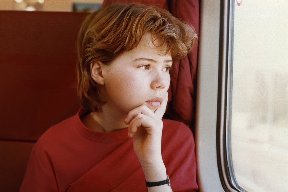 Durante mucho tiempo su nombre fue Chandra, el que le pusieron al llegar a la secta, pero se llama Maroesja Perizonius y es la directora de Children of the Cult. Llegó a la India desde su Holanda natal con seis años. La llevó su madre que todavía hoy en el documental habla de la profunda emoción que le produjo conocer a Osho. A los 13 años su hija ya era violada regularmente.