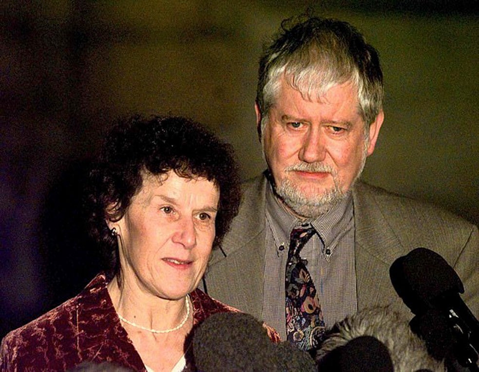 Kathleen Grundy, la madre de Angela Woodruff (en la imagen con su esposo), fue asesinada por Shipman en 1998. Angela se sorprendió y horrorizó al enterarse de que el testamento de su madre había cambiado para dejar todo su patrimonio (380.000 libras) a su médico de cabecera. Fue ese hecho, la existencia de un documento que Shipman había falsificado burdamente, lo que llevó a que lo investigaran y detuvieran. Era la primera vez que cometía un error tan burdo.