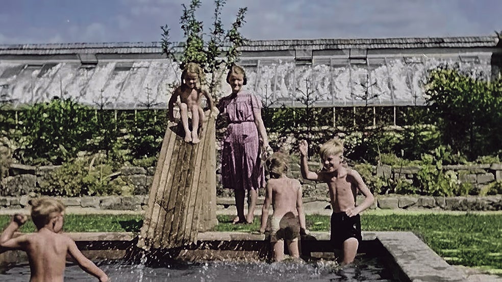 Cuatro de los cinco hijos de Hoess en la piscina de la casa del criminal, colindante con el campo de Auschwitz.