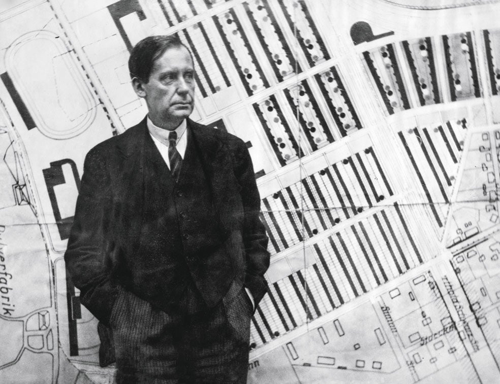 El arquitecto Walter Gropius fundó la escuela Bauhaus, donde se creaban edificios, muebles y objetos funcionales con materiales nuevos. Estuvo abierta solo 14 años, pero su influencia atravesó íntegramente el siglo XX.