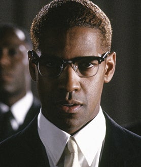 Imagen secundaria 2 - Un actor de peso. La presencia de Washington en una cinta es sello de garantía incluso en sus papeles más desdeñados: La mujer del predicador, Poseídos, Los siete magníficos... Curtido en el teatro desde adolescente, debutó ante la cámara en una serie de televisión, Wilma, en 1977; y cuatro años después lo haría en Hollywood. Su gran salto le llegó a los 32, cuando Richard Attenborough le regaló el papel del líder antiapartheid Steve Biko en Grita libertad, su primera (lleva diez) nominación al Oscar, que ganó dos años después, en 1989, con Glory. Ha protagonizado 47 películas con personajes tan celebrados como Malcolm X, el boxeador Rubin Carter o el detective ficticio Alonzo Harris, de Día de entrenamiento, su segundo Oscar.