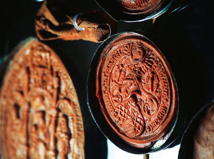 Ya la civilización mesopotámica, como los antiguos egipcios y hasta los griegos y romanos, utilizaba sellos. En la Edad Media eran un elemento clave de autenticación de documentos. La colección del Vaticano cuenta con 81 sellos de oro. El más vistoso, y con un peso de 800 gramos, perteneció al hijo del emperador Carlos V, el príncipe Felipe II, quien lo regaló a Pablo IV. Como norma, al fallecer su propietario, el sello debía ser destruido para dar paso a uno nuevo con un diseño adaptado al heredero. Incluso el anillo del papa –annulus piscatoris–, utilizado para sellar documentos, es destruido tras la muerte del pontífice.