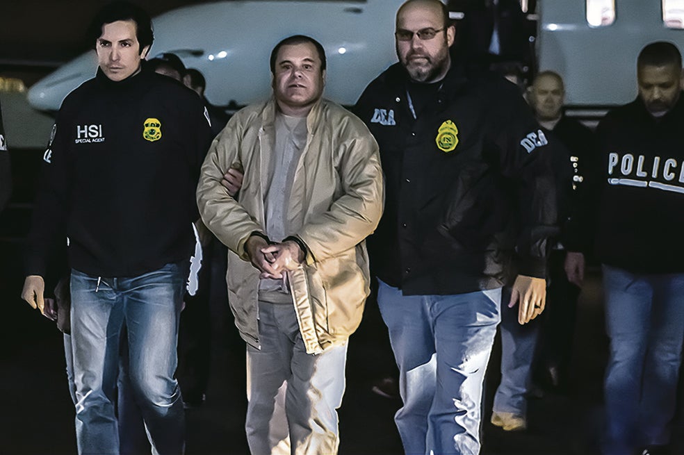 La carrera delictiva de Joaquín el Chapo Guzmán, famoso por sus espectaculares fugas de prisiones, terminó en la corte del juez Brian Cogan. El magistrado lo mantuvo en aislamiento total y lo condenó a cadena perpetua y a 30 años adicionales. Este caso convirtió a Cogan en el enemigo número 1 del narcotráfico.