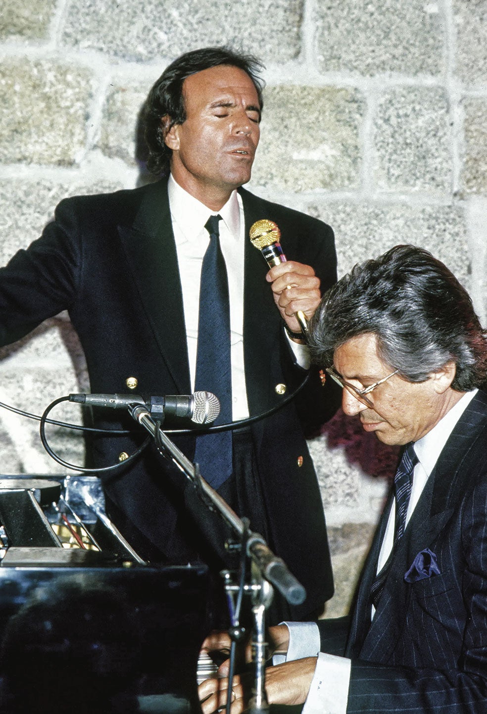 «Yo (y no Julio Iglesias) era el que quería ir de juerga». Su clásico Que no se rompa la noche nació yendo juntos en coche por Concha Espina, en Madrid... «Mañana por la mañana, si no se rompe la noche, haremos locuras nuevas con el amor que nos sobre».