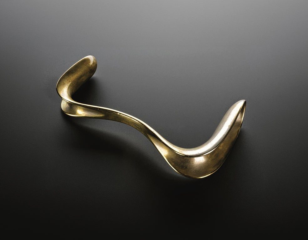 En 1845, al doctor Sims se le ocurrió introducir una cuchara de peltre doblada en la vagina de Betsy, una esclava negra, para intentar ver mejor su fístula vesicovaginal. Es el germen del espéculo que inventó y que hoy se usa en cirugías ginecológicas. Hay un movimiento para quitar su nombre a otros dispositivos que ideó: cureta, sonda y tijeras uterinas, retractor vaginal y espéculo rectal de Sims.