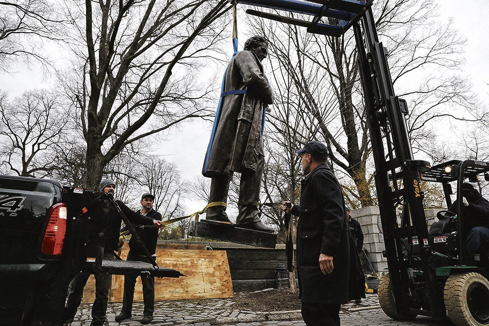 La estatua del ginecólogo James Marion Sims se colocó en 1934 en Central Park, frente a la Academia de Medicina. En 2018 se retiró tras las protestas que censuraban su deontología profesional.