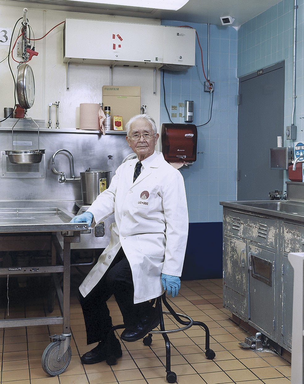 Este forense, de origen japonés y de profundas creencias budistas, tiene en la actualidad 97 años. Su libro Cadáveres exquisitos es un suculento bocado para la patológica necesidad de saber más sobre el infortunio de los otros.