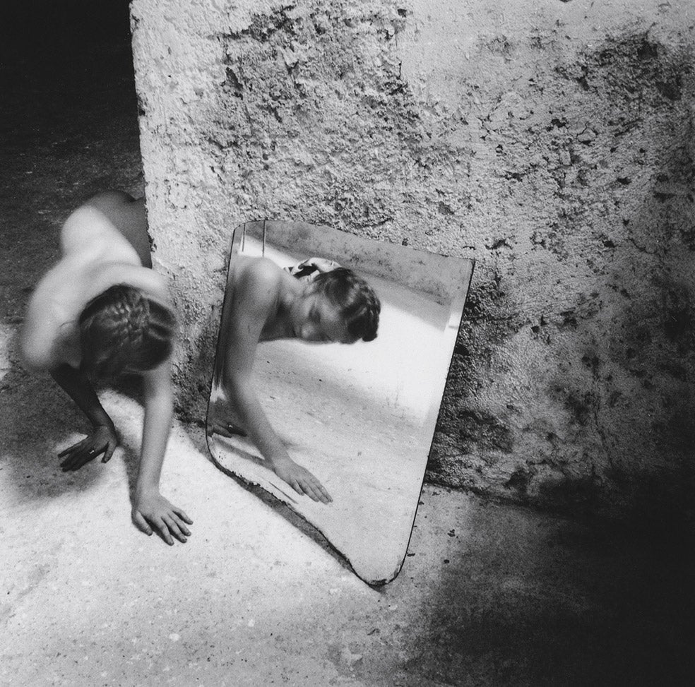 Hija de una escultora y de un pintor, Francesca Woodman nació en Denver en 1958. Pronto mostró su propio lenguaje: fotos en blanco y negro, formato cuadrado, juego de luces y, sobre todo, el autorretrato.