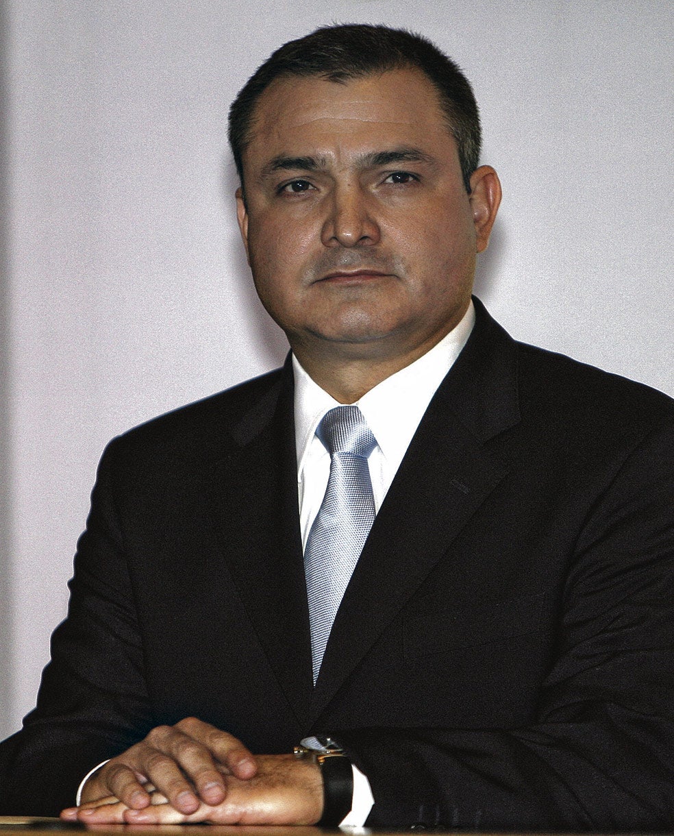 El exsecretario de Seguridad Pública de México Genaro García Luna ha sido el funcionario de más alto rango del Gobierno mexicano juzgado en Estados Unidos. Pasó de ser el 'zar antidrogas' de su país a ser condenado a 38 años de prisión por colaborar con el narco. Cogan vio «la misma niebla en sus ojos» que había visto en los del Chapo.