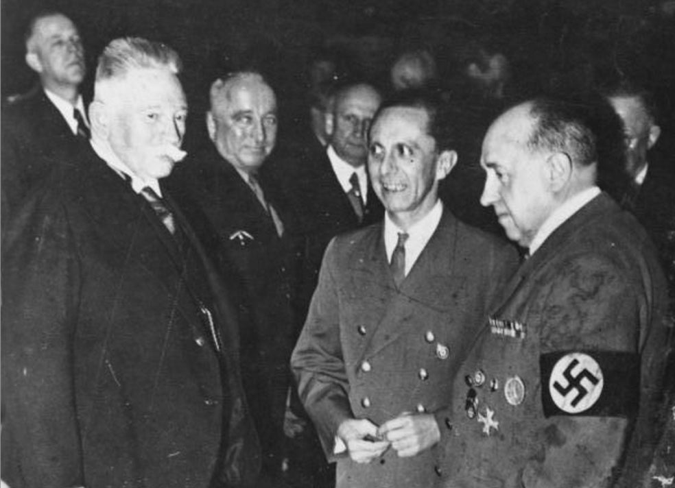 Ultranacionalista y antisemita, Alfred Hugenberg (a la izquierda) fue un exitoso asesor financiero antes de emprender negocios por su cuenta. Creó un conglomerado de periódicos y revistas que sería determinante en el ascenso de Hitler. Hugenberg lideraba el Partido Nacional-Popular Alemán y buscó en varias ocasiones una alianza con el Partido Nazi. Esperaba que el radicalismo de Hitler disminuyese una vez en el poder. A Goebbels, ministro de Propaganda, nunca le gustó...