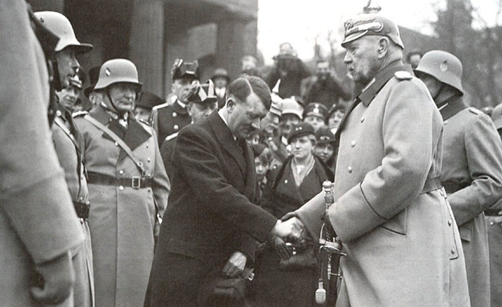 Paul von Hindenburg (a la derecha) había sido ya presidente en 1925 y estaba retirado. A sus 84 años, en 1932 lo convencieron para volver a presentarse a las elecciones porque era considerado el único capaz de vencer a Hitler. Y lo hizo. Ganó las elecciones presidenciales en abril. Pero, con la salud deteriorada, todas las intrigas políticas para las siguientes elecciones parlamentarias ese año lo agotaron. Llamaba a Hitler con desdén «ese cabo bohemio», pero acabó aceptando nombrarlo canciller. Hindenburg murió al año siguiente de cáncer de pulmón.