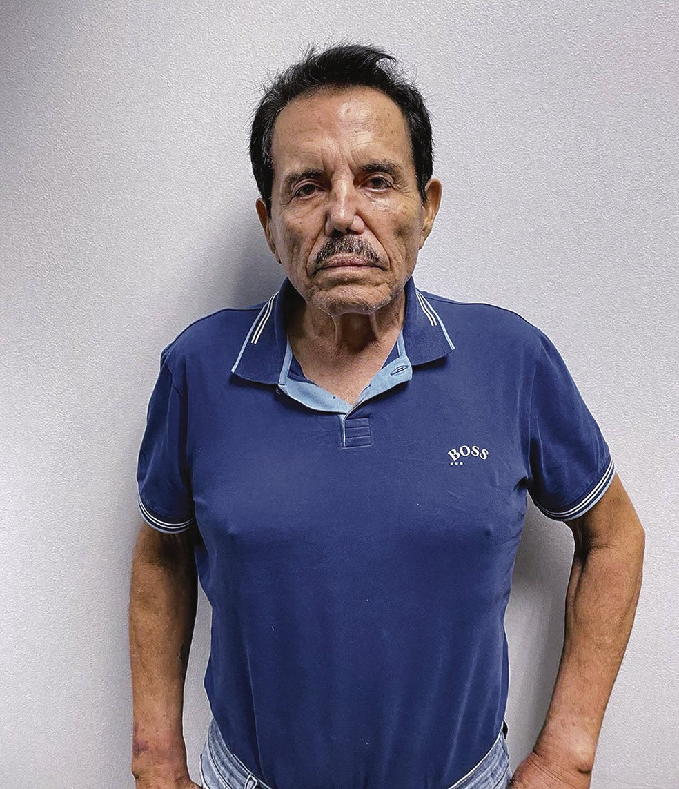 Ismael el Mayo Zambada, el último gran capo de la vieja guardia, poco después de su sonada detención el pasado 25 de julio en El Paso, Texas. Tras eludir la captura durante cinco décadas, el cofundador del cártel de Sinaloa se enfrenta a la posible pena de muerte. Su caso puede ser también el de la despedida del juez Cogan, de 70 años.