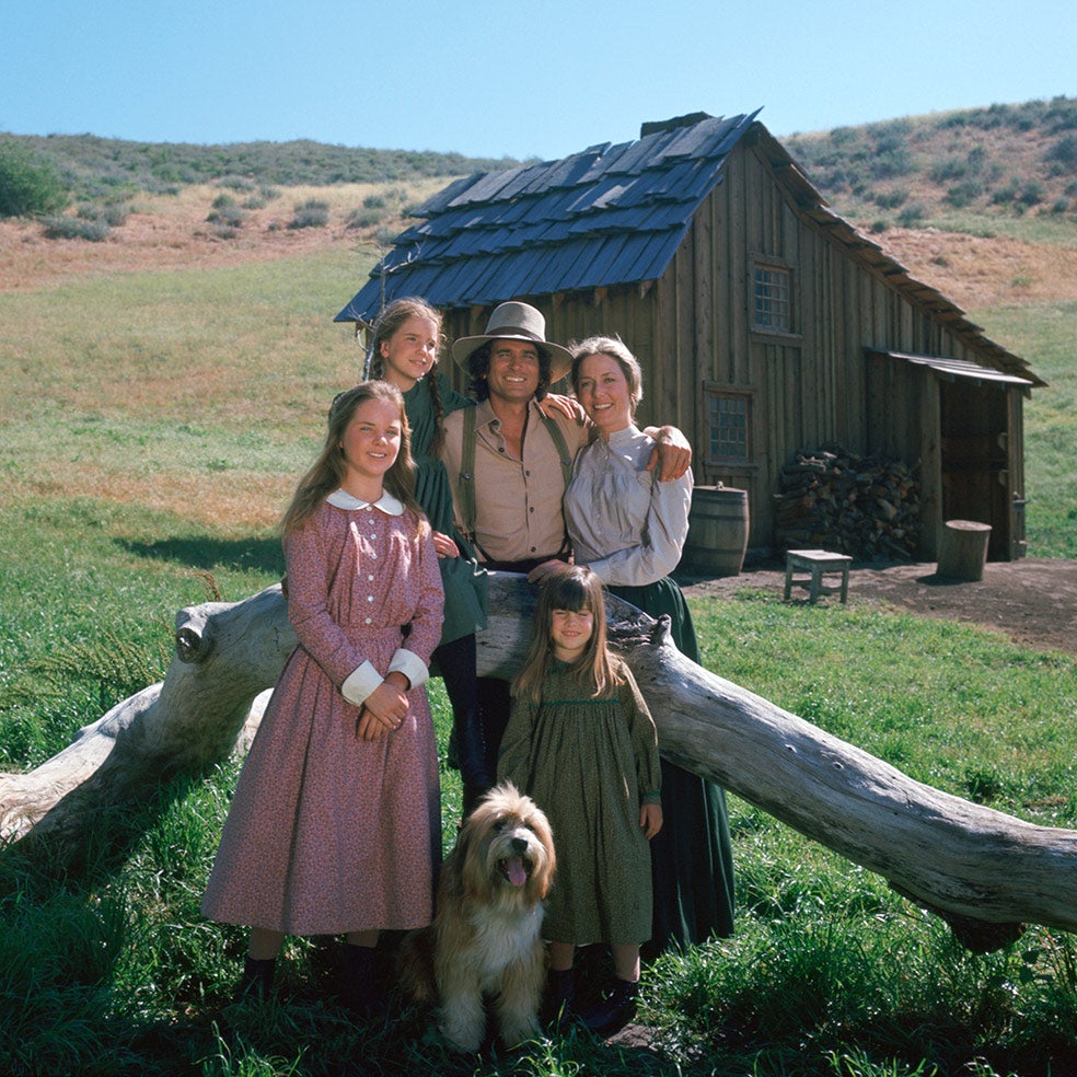 La serie gira alrededor de las aventuras de la familia Ingalls en un rancho en Walnut Grove, Minnesota, en 1870. De izquierda a derecha: la hija mayor, Mary; Laura, la narradora; su padre, Charles; la pequeña Carrie; y la madre, Caroline.