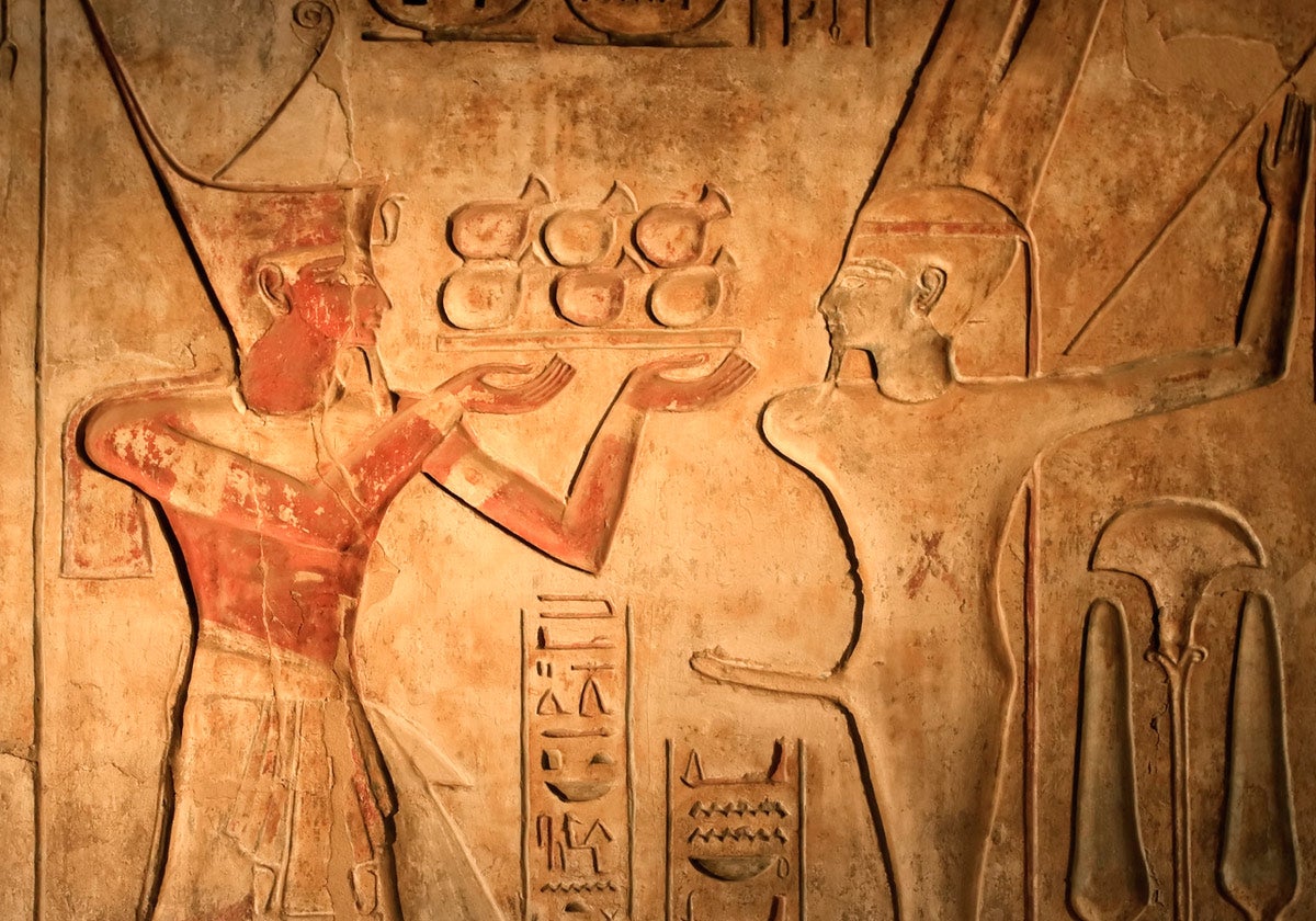 El dios Min era el principal dios masculino de la fertilidad. Tenía un falo permanentemente erecto y usaba un tocado de plumas. Los hombres que sufrían de impotencia hacían ofrendas de figurillas fálicas al dios. Min se asociabacon la lechuga, ya que la lechuga egipcia emitía una savia blanca y lechosa similar al semen, y era considerada un afrodisiaco en la época.