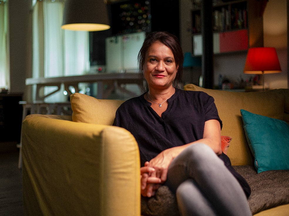 Dahina Sy-Le Guennan fue víctima de una violenta agresión sexual por parte de Michel Fourniret, un asesino en serie francés, cuando solo tenía 14 años. Bourgoin acercó a ella valiéndose de su propia condición de víctima por el asesinato de su mujer para sonsacarle información íntima que después quiso publicar convertir en un cómic.