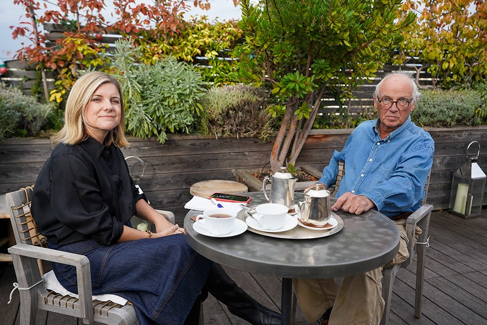 El director del documental sobre las mentiras de Bourgoin junta frente a las cámaras al protagonista con la periodista Lauren Collins, autora del reportaje publicado en The New Yorker que dio origen a la actual serie documental. Durante su charla, Bourgoin acabó confesando que se arrepentía de algunas de sus mentiras.