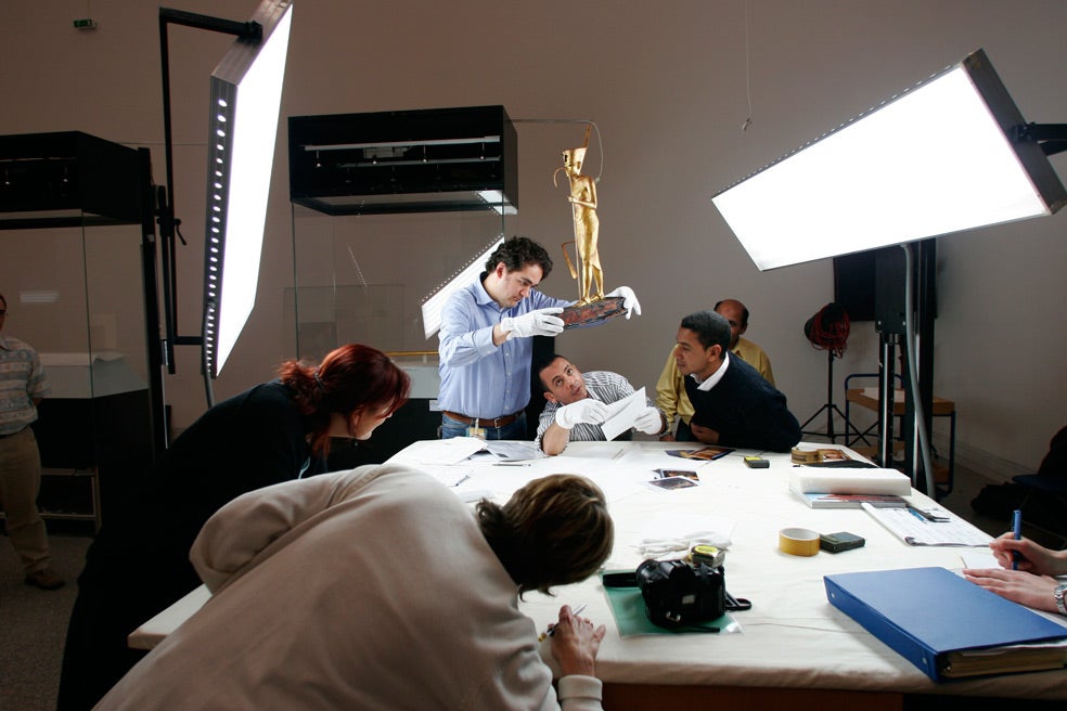 El arqueólogo Mostafa Wazary y un colaborador inspeccionan la base de una estatua. Ambos integraron el equipo de 17 expertos egipcios, alemanes y americanos que estudiaron minuciosamente los 131 tesoros hallados en la tumba de Tutankamón.