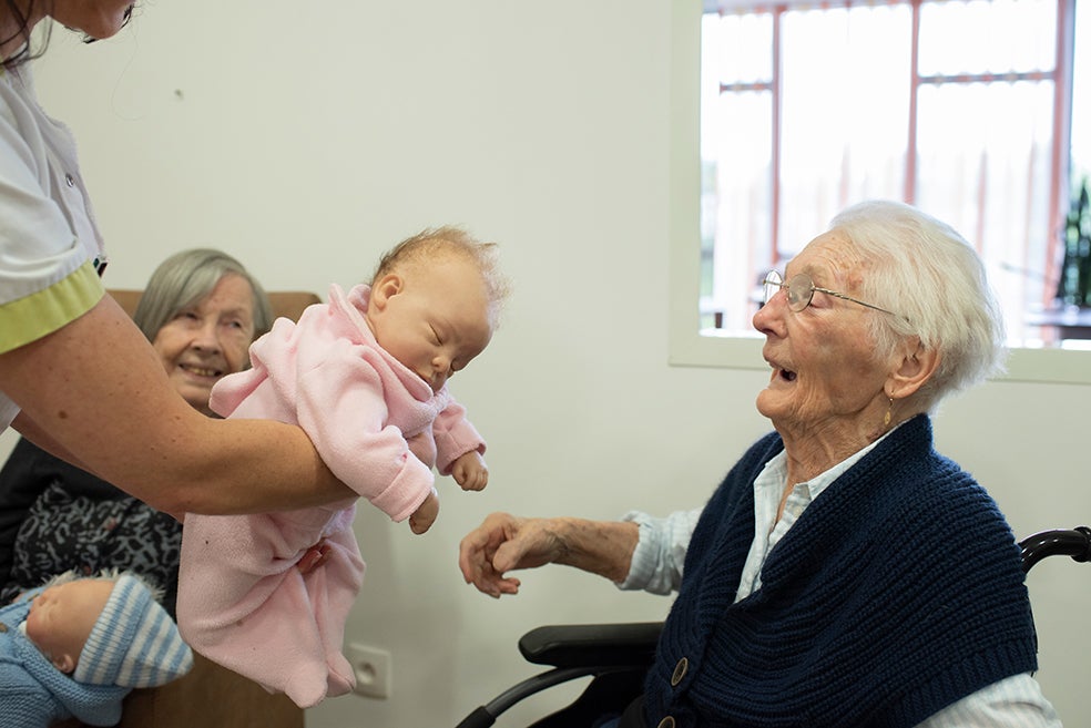 Las muñecas Reborn también se utilizan con pacientes que padecen alzhéimer y en centros geriátricos. Delphine Trevel es una enfermera de Caen (Francia) que se dedica, de forma voluntaria, a fabricar Reborns y distribuirlos en centros para la tercera edad de su región. Cuenta que el efecto en pacientes con alzhéimer es inmediato; los sostienen en sus brazos como si fuesen reales. Y los conforta.