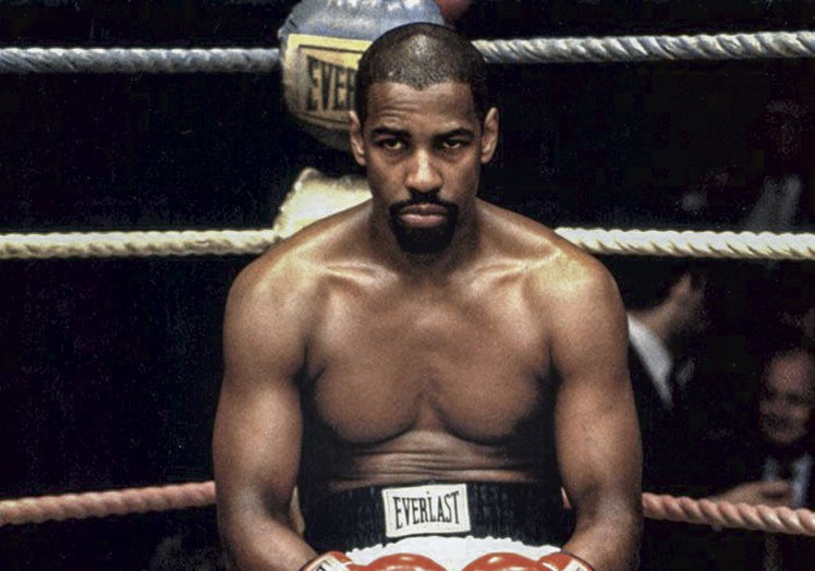 Imagen principal - Un actor de peso. La presencia de Washington en una cinta es sello de garantía incluso en sus papeles más desdeñados: La mujer del predicador, Poseídos, Los siete magníficos... Curtido en el teatro desde adolescente, debutó ante la cámara en una serie de televisión, Wilma, en 1977; y cuatro años después lo haría en Hollywood. Su gran salto le llegó a los 32, cuando Richard Attenborough le regaló el papel del líder antiapartheid Steve Biko en Grita libertad, su primera (lleva diez) nominación al Oscar, que ganó dos años después, en 1989, con Glory. Ha protagonizado 47 películas con personajes tan celebrados como Malcolm X, el boxeador Rubin Carter o el detective ficticio Alonzo Harris, de Día de entrenamiento, su segundo Oscar.