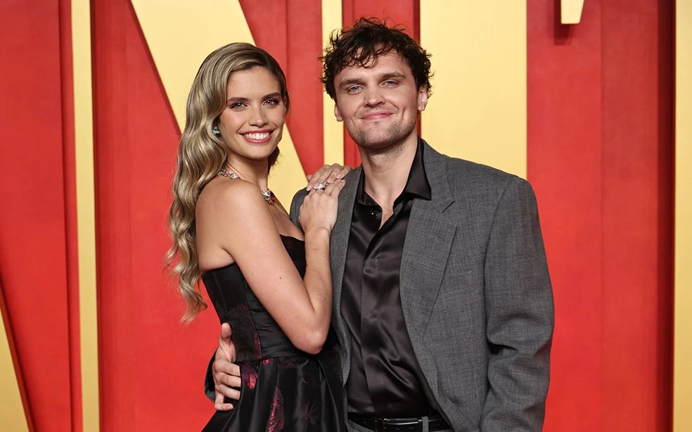 Ray Nicholson (en la foto, con su novia, la modelo portuguesa Sara Sampaio) bromea sobre sus similitudes con Jack, recordando algo que le dijo su madre: «Ray, eras un niño tan guapo... y de repente empezaste a parecerte a tu padre».