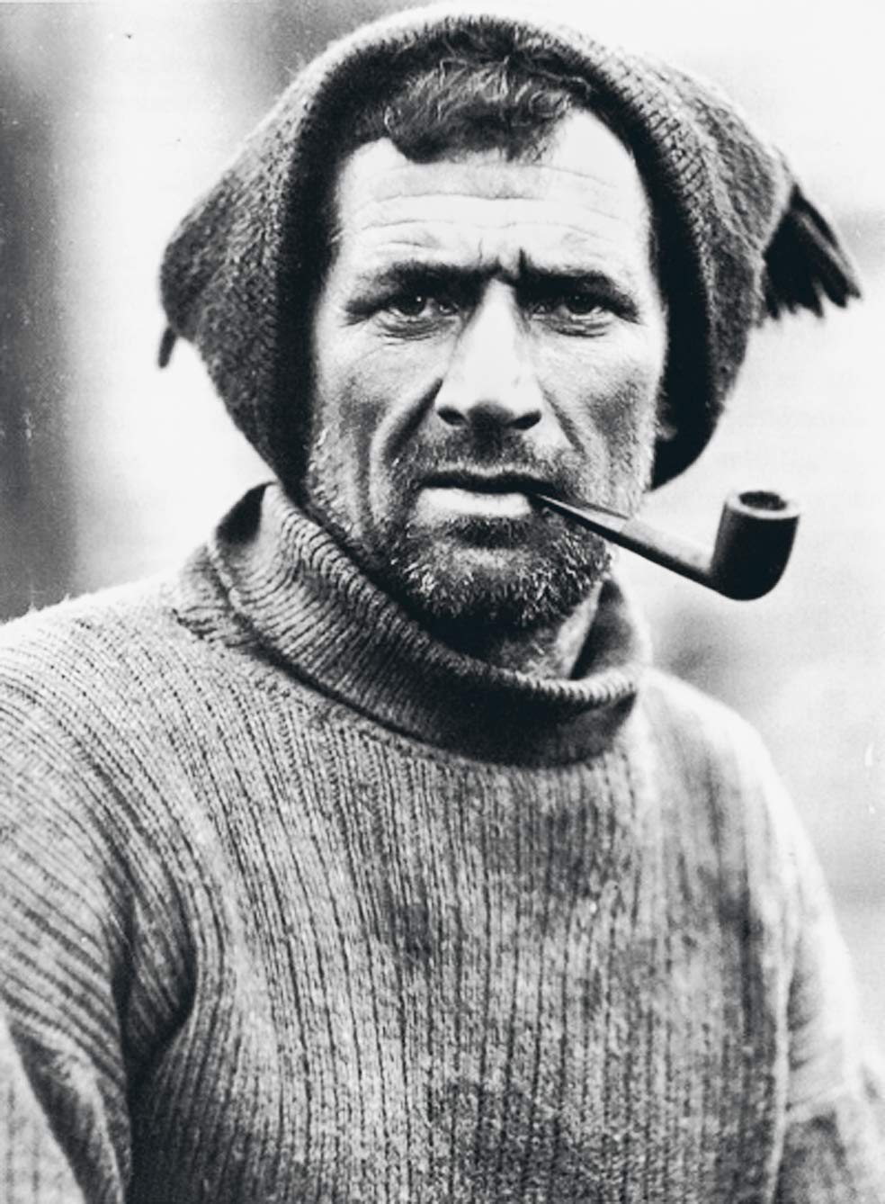 Tom Crean, ‘el gigante irlandés’, de gran fuerza física y mental, participó en tres de las cuatro expediciones antárticas inglesas. Scott contó siempre con él. Aunque no integró el equipo final, fue condecorado por caminar 30 millas solo y con escorbuto para salvar a un compañero. Luego formó parte del equipo que encontró los cadáveres de Scott, Wilson y Bowers. Después regresó a Irlanda y abrió un pub.