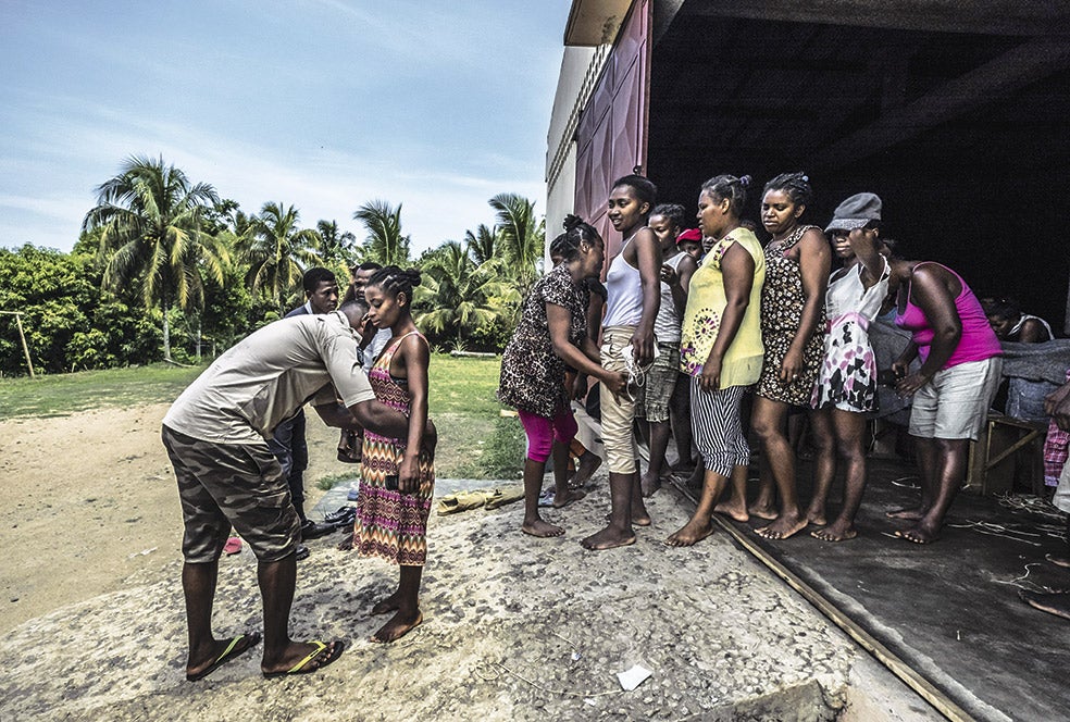 Un kilo de la especia equivale al salario medio anual de Madagascar. En este almacén hay medidas de seguridad para evitar robos.