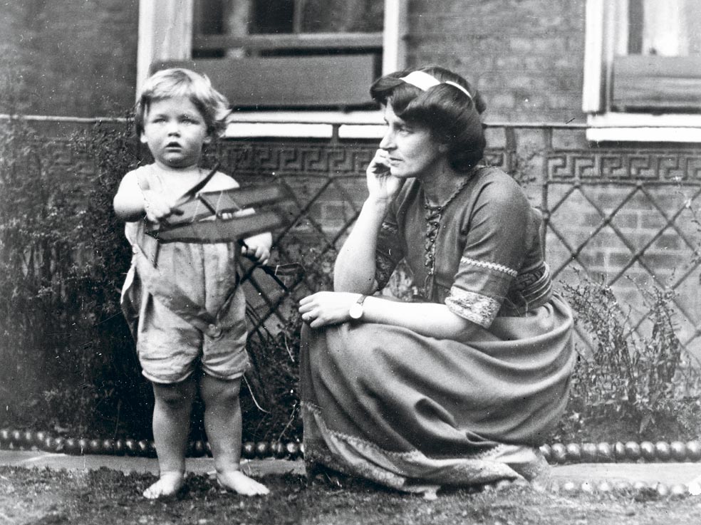 «Querida, quiero que lleves esto de una forma serena. Nuestro hijo te servirá de consuelo», le escribía Scott, agonizante, a su mujer, Kathleen –escultora–, y la animaba a volver a casarse. «Cuando aparezca el hombre adecuado, debes volver a ser feliz». Lo hizo: diez años después se casó con un político. Su hijo, Peter, fue un celebrado ornitólogo y conservacionista que logró el título de Sir que su padre no obtuvo, pese a su gesta.