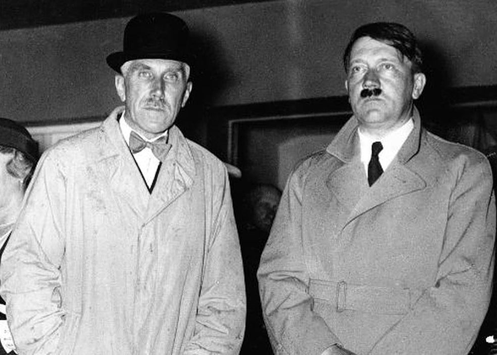 Franz von Papen, miembro de una acaudalada familia católica y del Movimiento Revolucionario Conservador, jugó un papel determinante en el ascenso de Hitler. Conocido como 'el diablo con sombrero de copa', Schleicher creía que iba a ser su 'marioneta política', pero resultó tener planes propios. En la lucha por el poder, fue Papen quien finalmente propuso nombrar a Hitler canciller, porque creía que era controlable. Colaboró con los nazis hasta el final de la guerra.