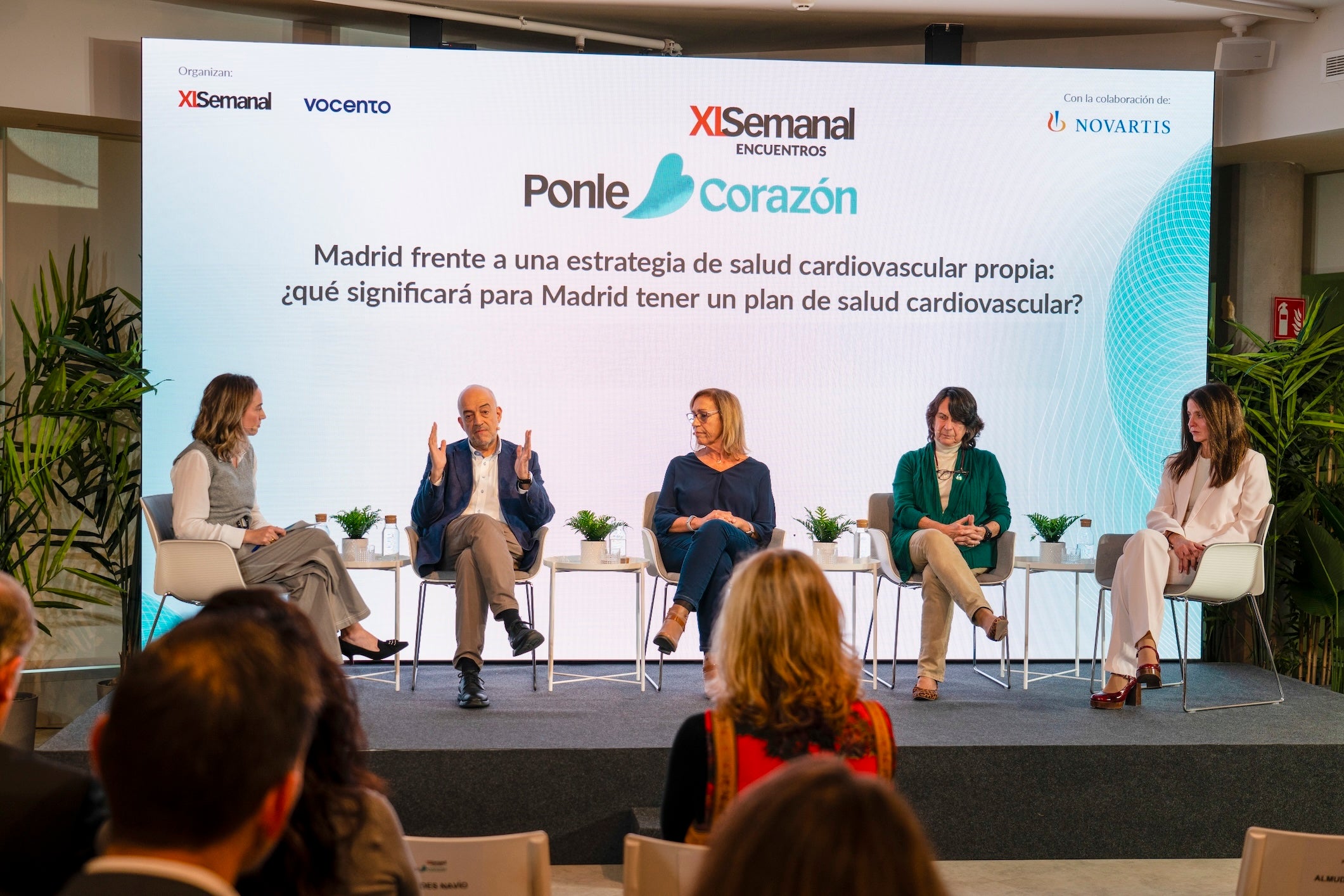 La mesa redonda trató sobre la futura implantación de la Estrategia de Salud Cardiovascular en la Comunidad de Madrid, y contó con la participación del doctor Alfonso Martín, coordinador del documento del Plan de Salud Cardiovascular de Madrid, la doctora Teresa Gijón, médica de familia y profesora de la Universidad Autónoma, la doctora Carmen Suárez, responsable de la unidad de HTA y Riesgo Vascular del hospital de la Princesa, y la doctora Almudena Castro, jefa de sección de la Unidad de Rehabilitación Cardiaca del Hospital La Paz.